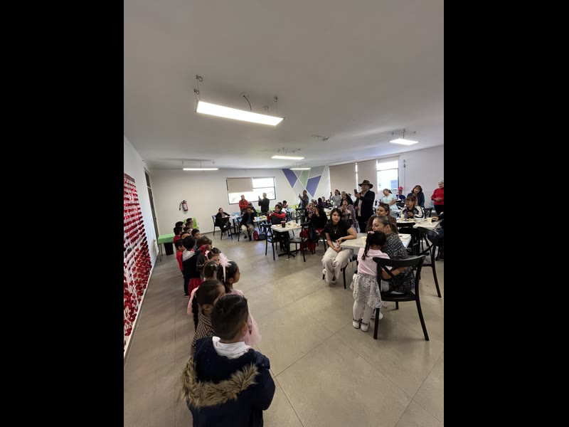 Estudiantes presentando proyecto emprendedor